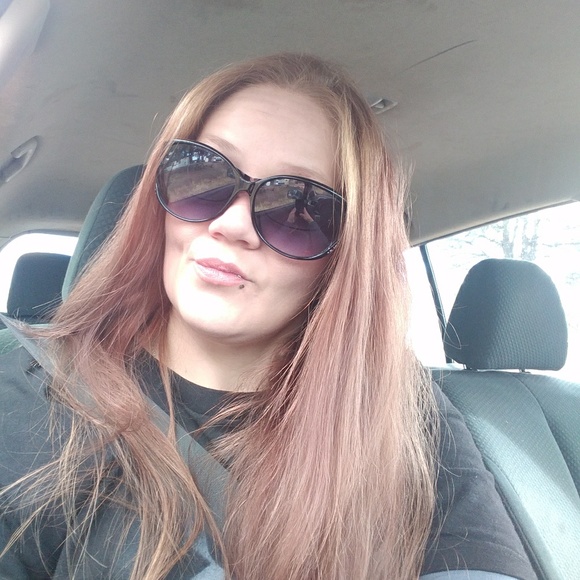 Meet your Posher, Amanda - Picture 1 of 1